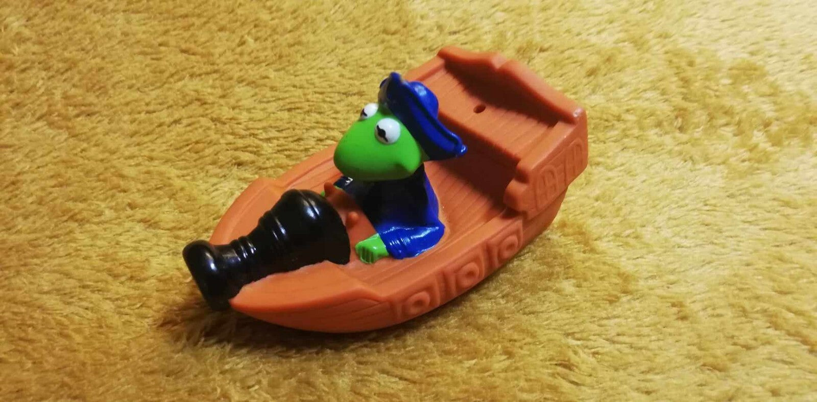 MUPPET SHOW figurine: KERMIT the Frog in a boat - 9 cm - 1995