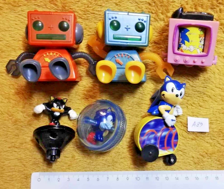 Lot A89: 6 SONIC / Sega Figures