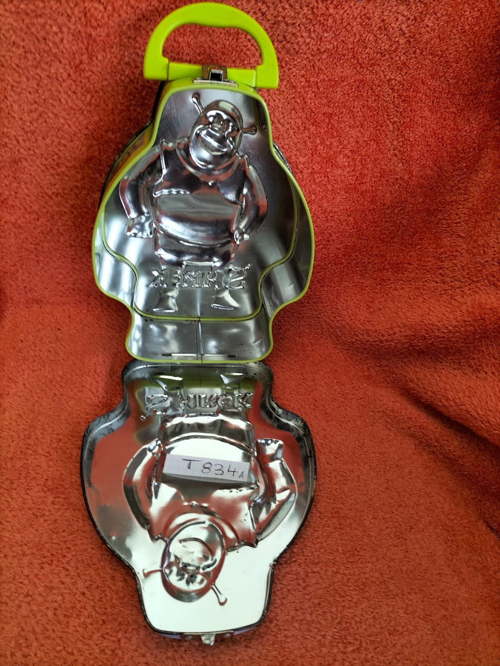 Choose between T834A or T834B figurine: Shrek Dreamworks metal lunchbox (15x20cm)