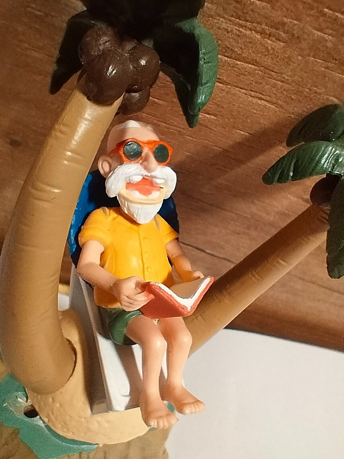 DBZ Figure 002: Master Roshi beach/palm trees 10cm Dragonball Bandai