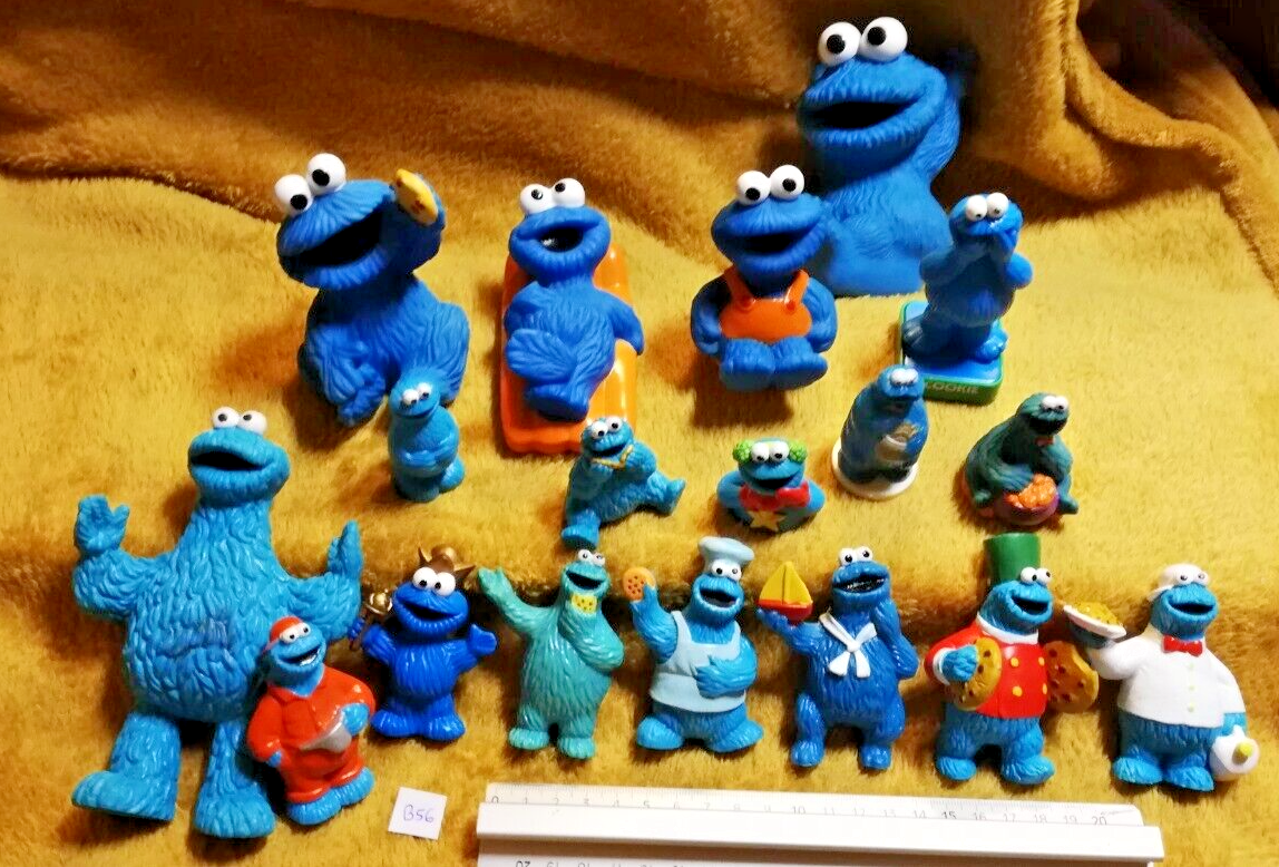 Lot B56 : 18 Figurines & Jouets Cookie monster RUE SESAME street Henson