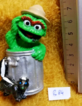 Figurine B84: Macaron Oscar the grouch SESAME STREET Henson putois/skunk