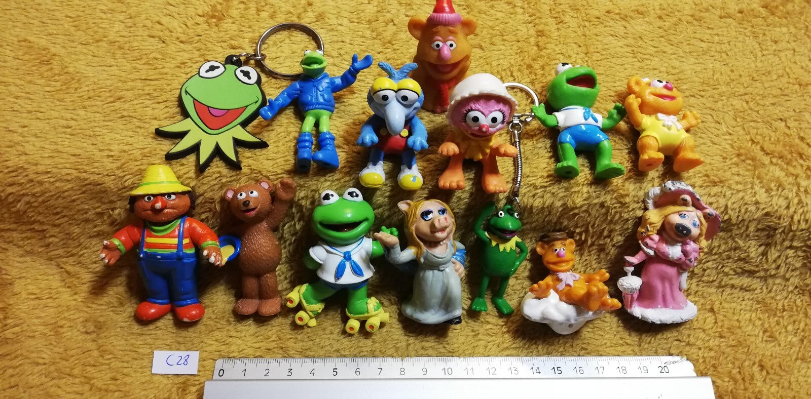 Lot C28: 14 MUPPET SHOW Henson Figurines &amp; Keychains