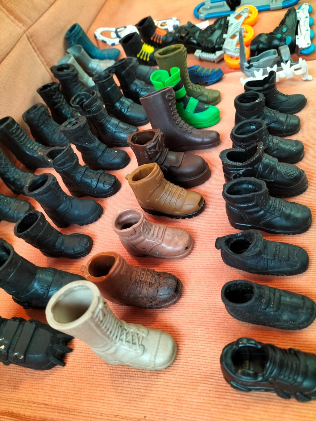 Action-Man AM10 Lot: Mismatched Boots &amp; Shoes