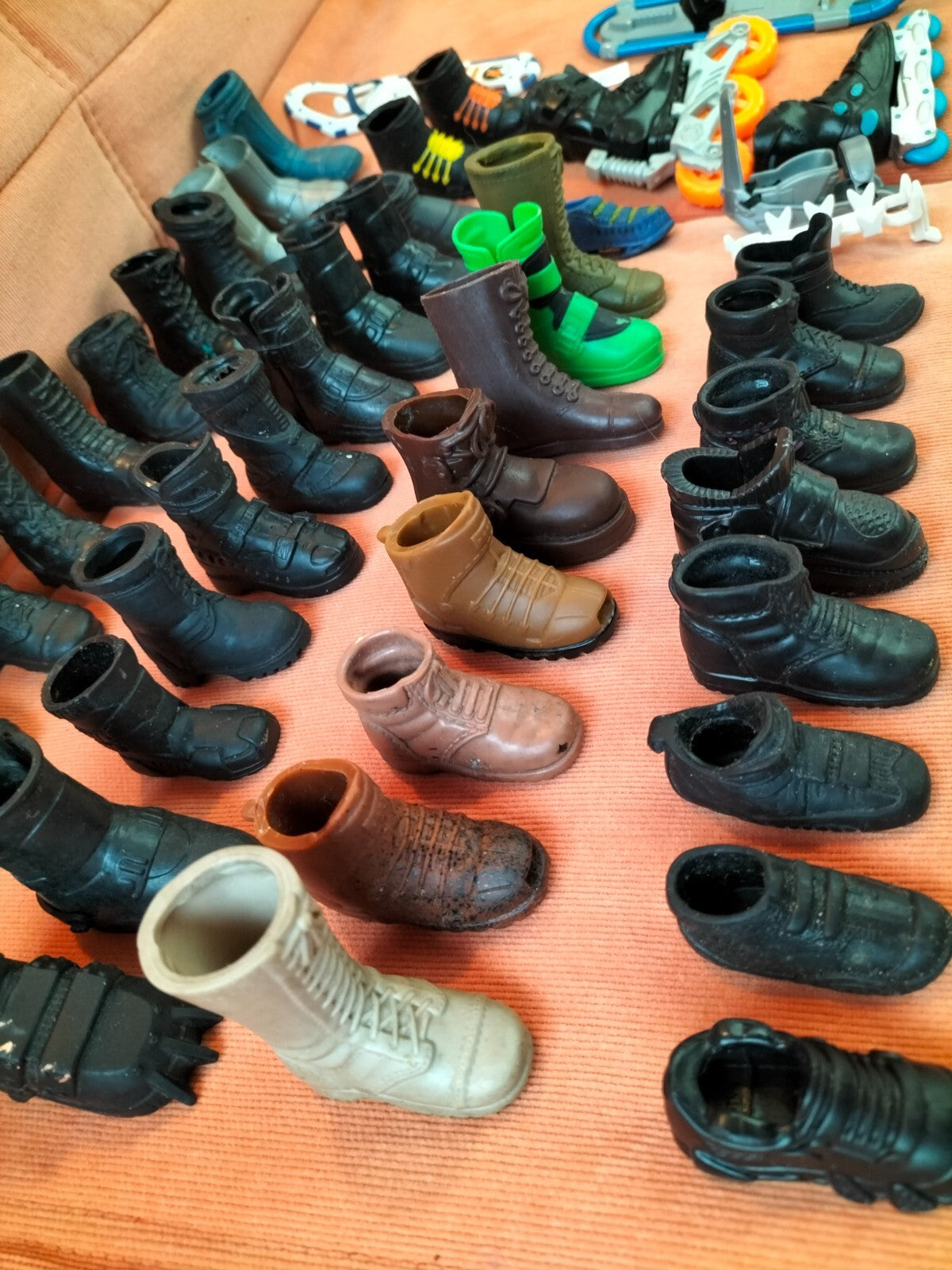 Action-Man AM10 Lot: Mismatched Boots &amp; Shoes