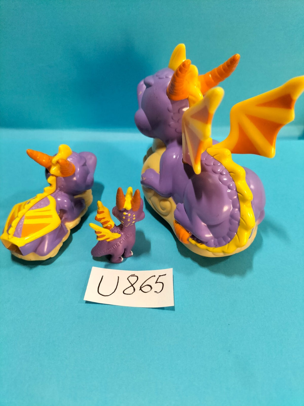 Lot U865: 3 Dragon Spyro figurines - slightly yellowed