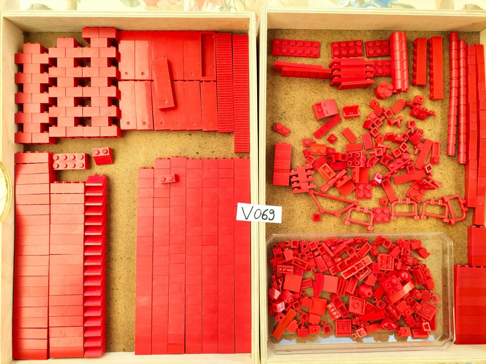 Lot V069: 465g of bulk Mega Bloks red pieces (compatible with Lego)
