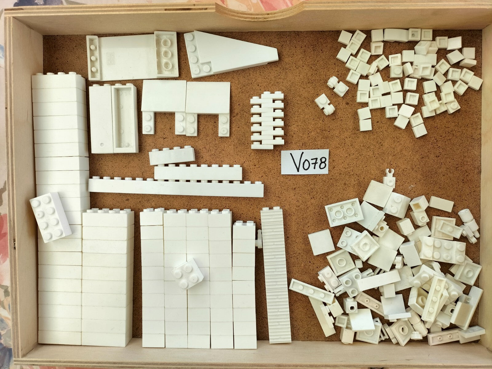 Lot V078: 210g of white Mega Bloks bulk building pieces (compatible with Lego)