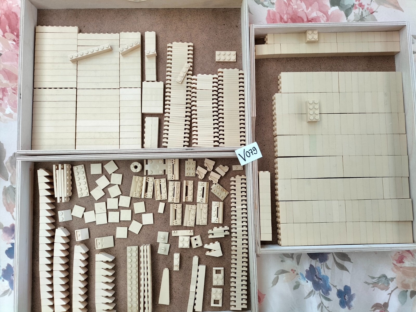 Lot V079: 860g of Mega Bloks dark beige loose pieces (compatible with Lego)