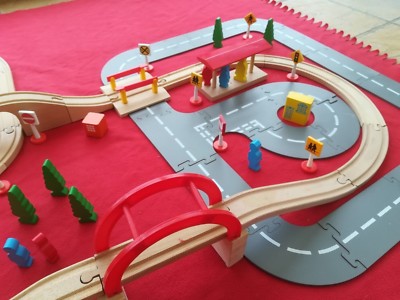 Lot No. A01 Imaginarium Railway wooden train and car set, 150 cm x 100 cm