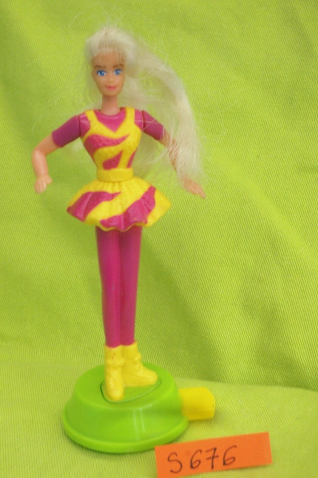 Doll S676: Mini Barbie McDonald USA 10cm dancer/base 1996 (dance moves)