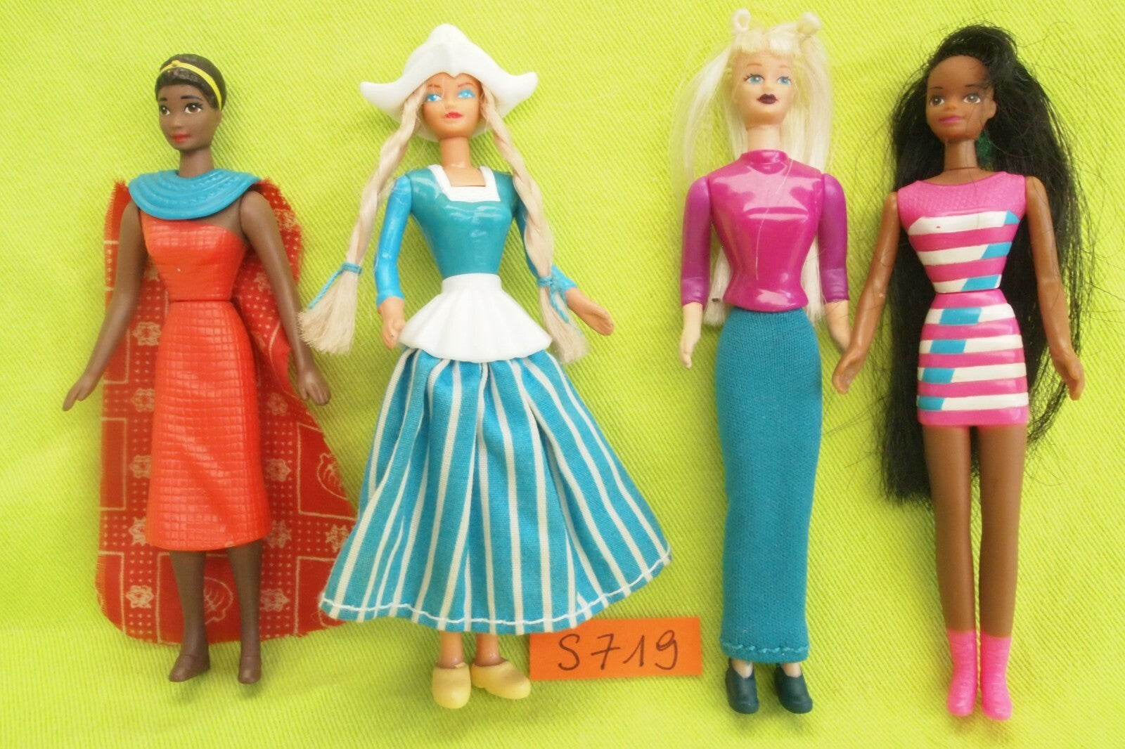 Doll S719: Lot of 4 mini Barbie McDonald USA 10cm