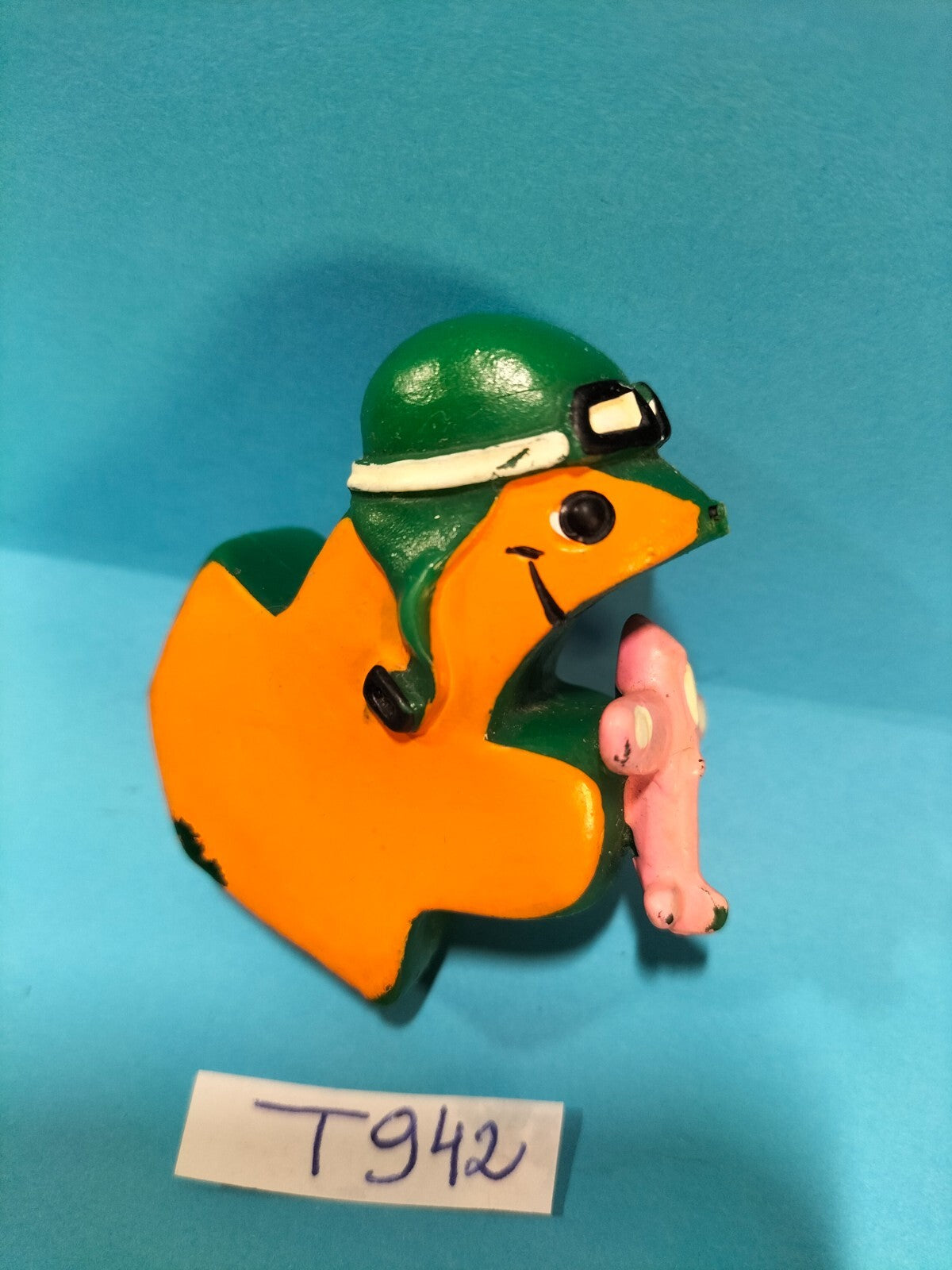 T942 Figurine: TF1 Tifins "F" Airplane Pilot 4.5cm Bully