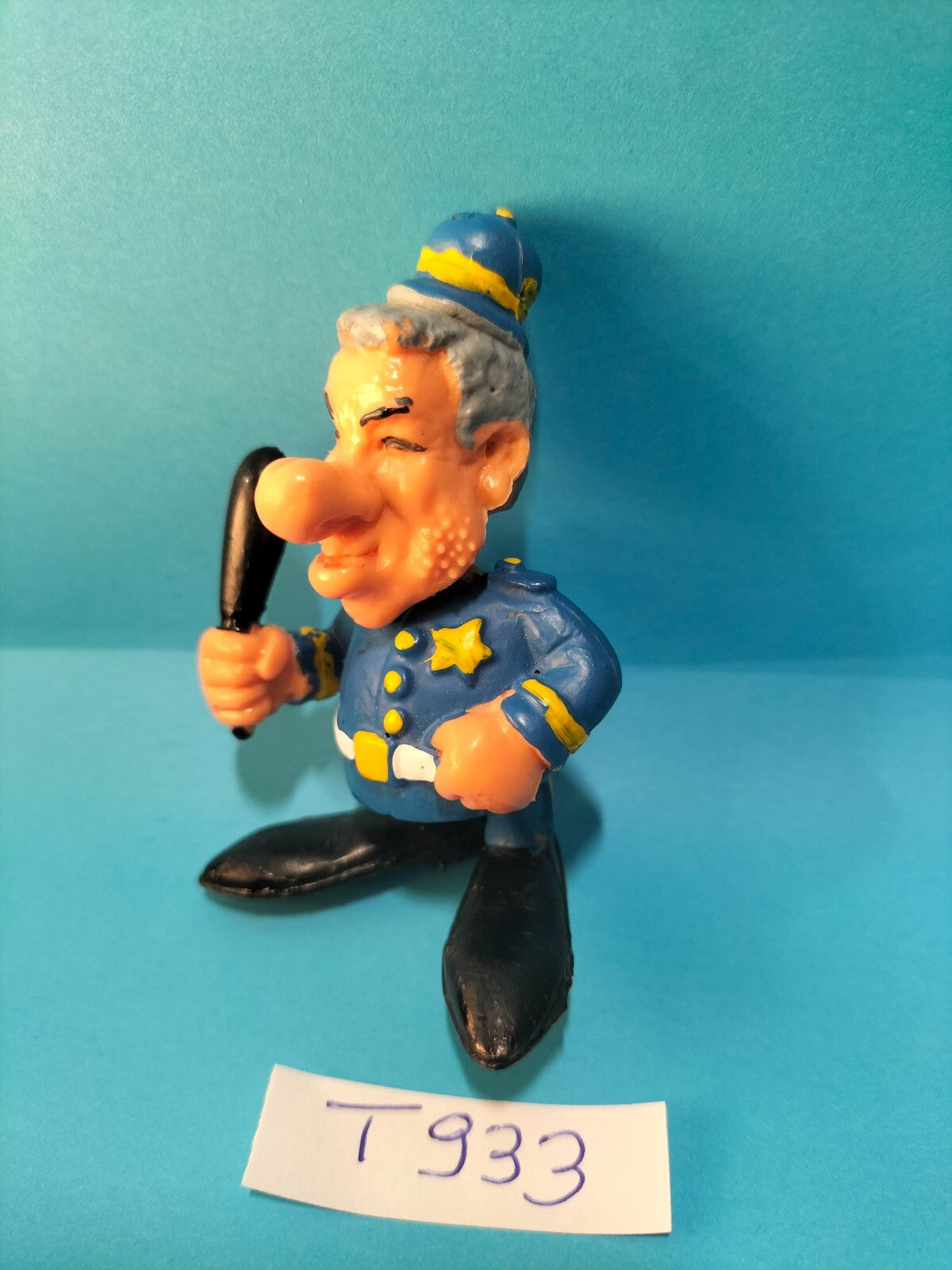T933 Figurine: Police Officer 7cm Startoys Policeman rare, origin unknown