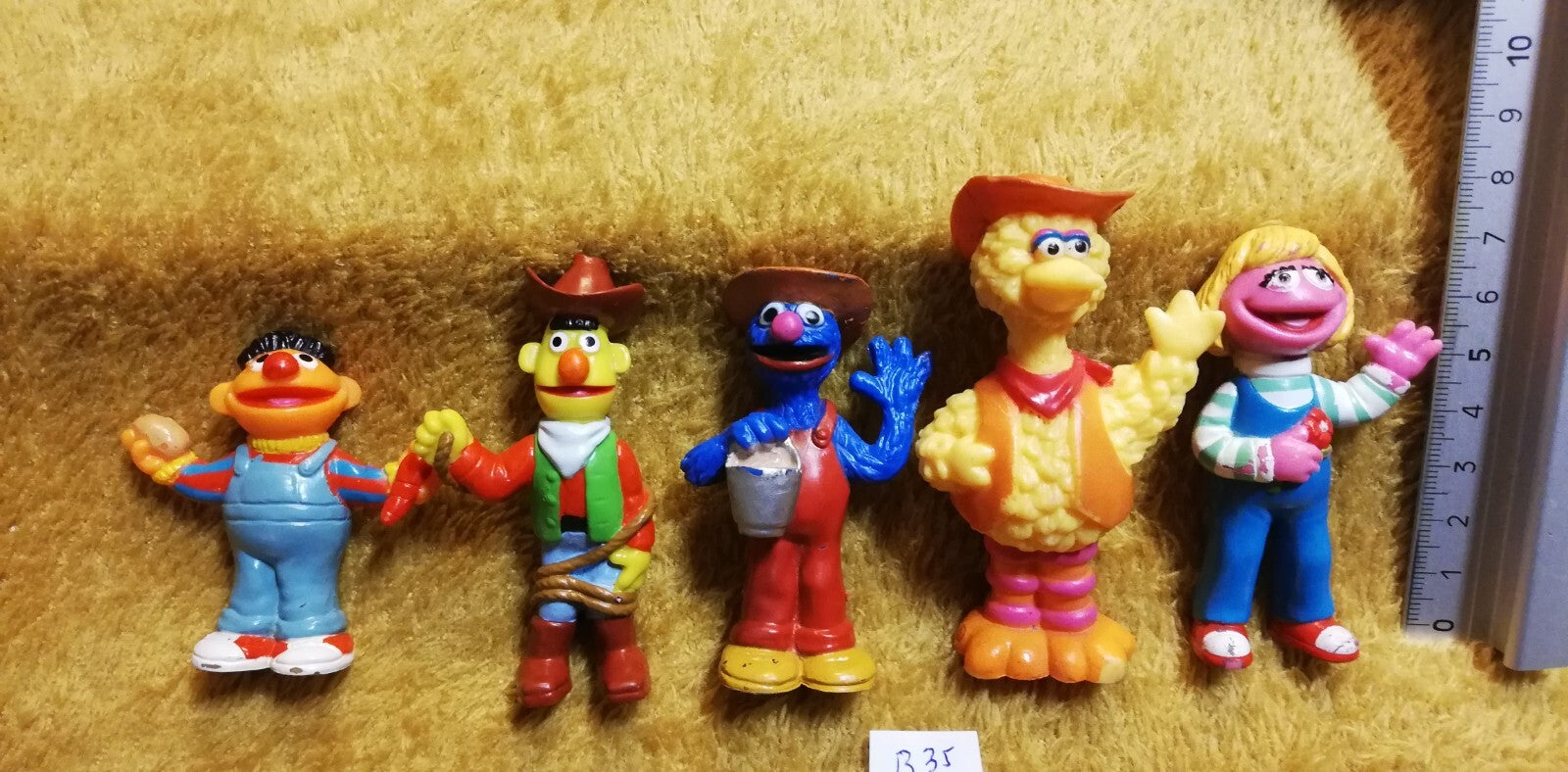 Lot B35 : 5 Figurines fermiers western RUE SESAME street - Henson