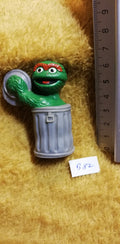 Figurine B82: Macaron Oscar the grouch SESAME STREET Henson CTW 1982