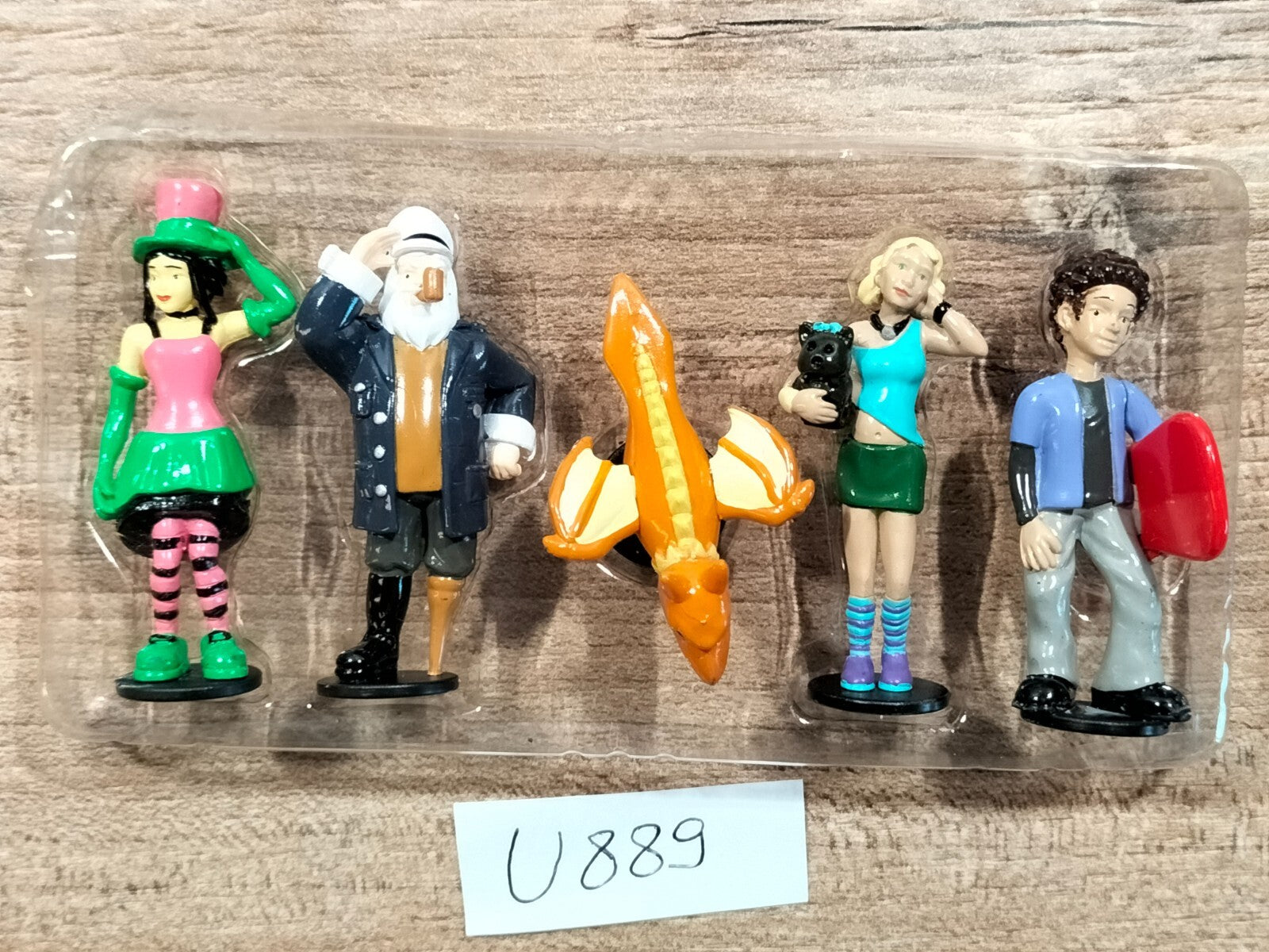 Lot U889/U890: 10 street character/sports/tourist figurines