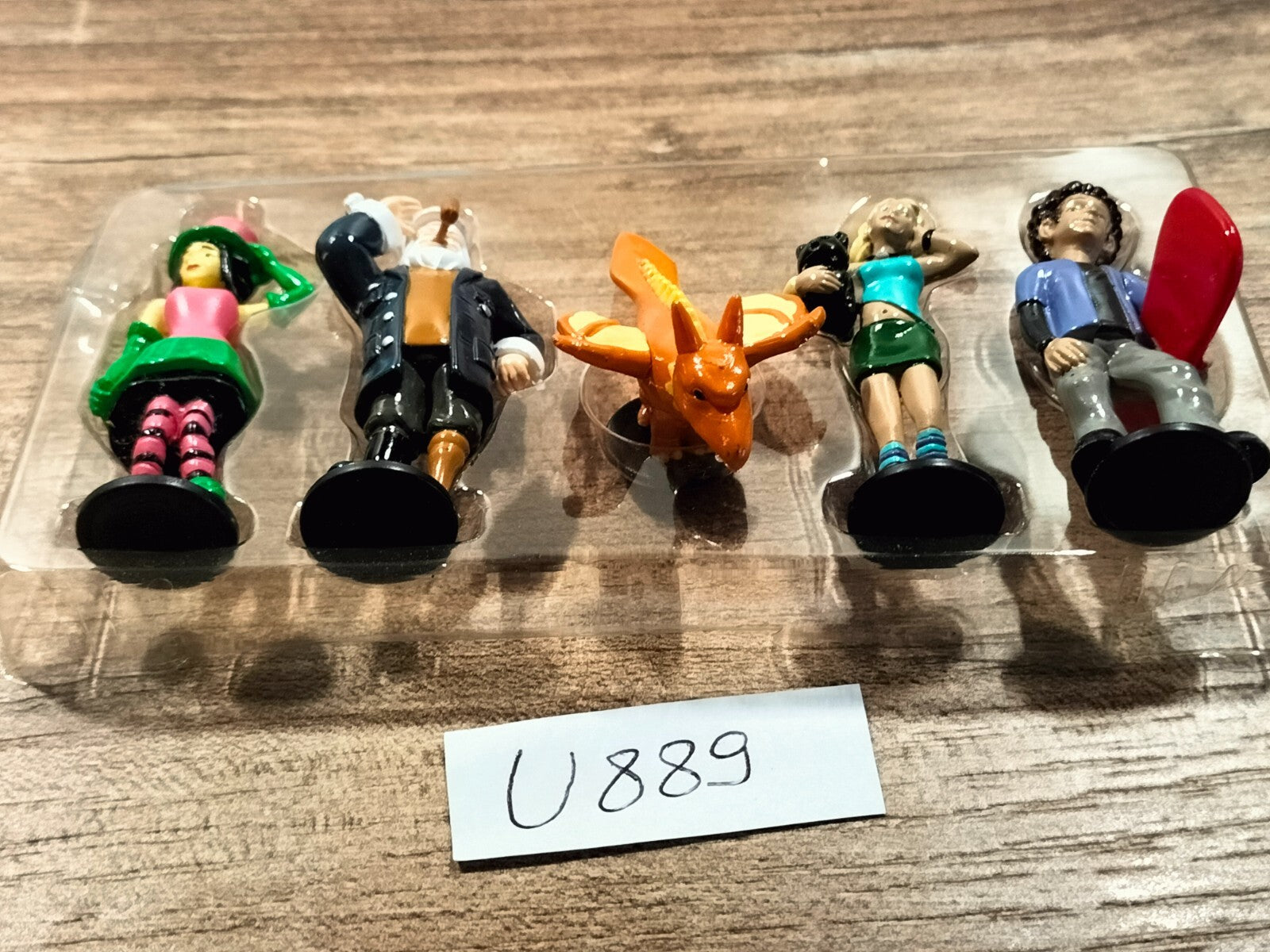 Lot U889/U890: 10 street character/sports/tourist figurines
