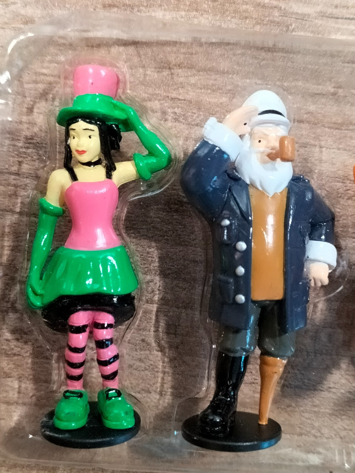 Lot U889/U890: 10 street character/sports/tourist figurines