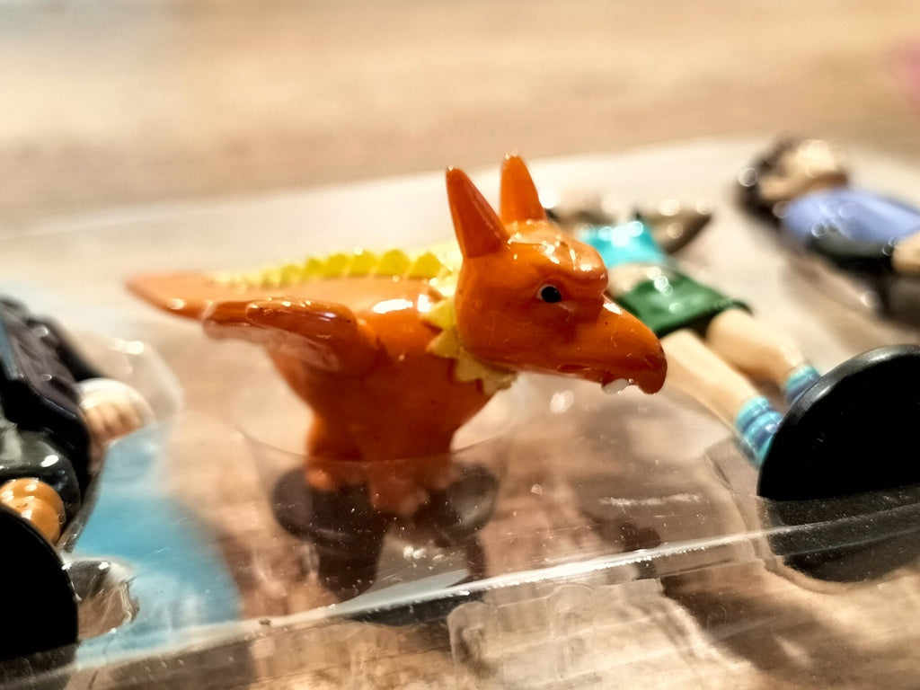 Lot U889/U890: 10 street character/sports/tourist figurines