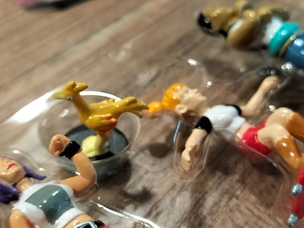 Lot U889/U890: 10 street character/sports/tourist figurines