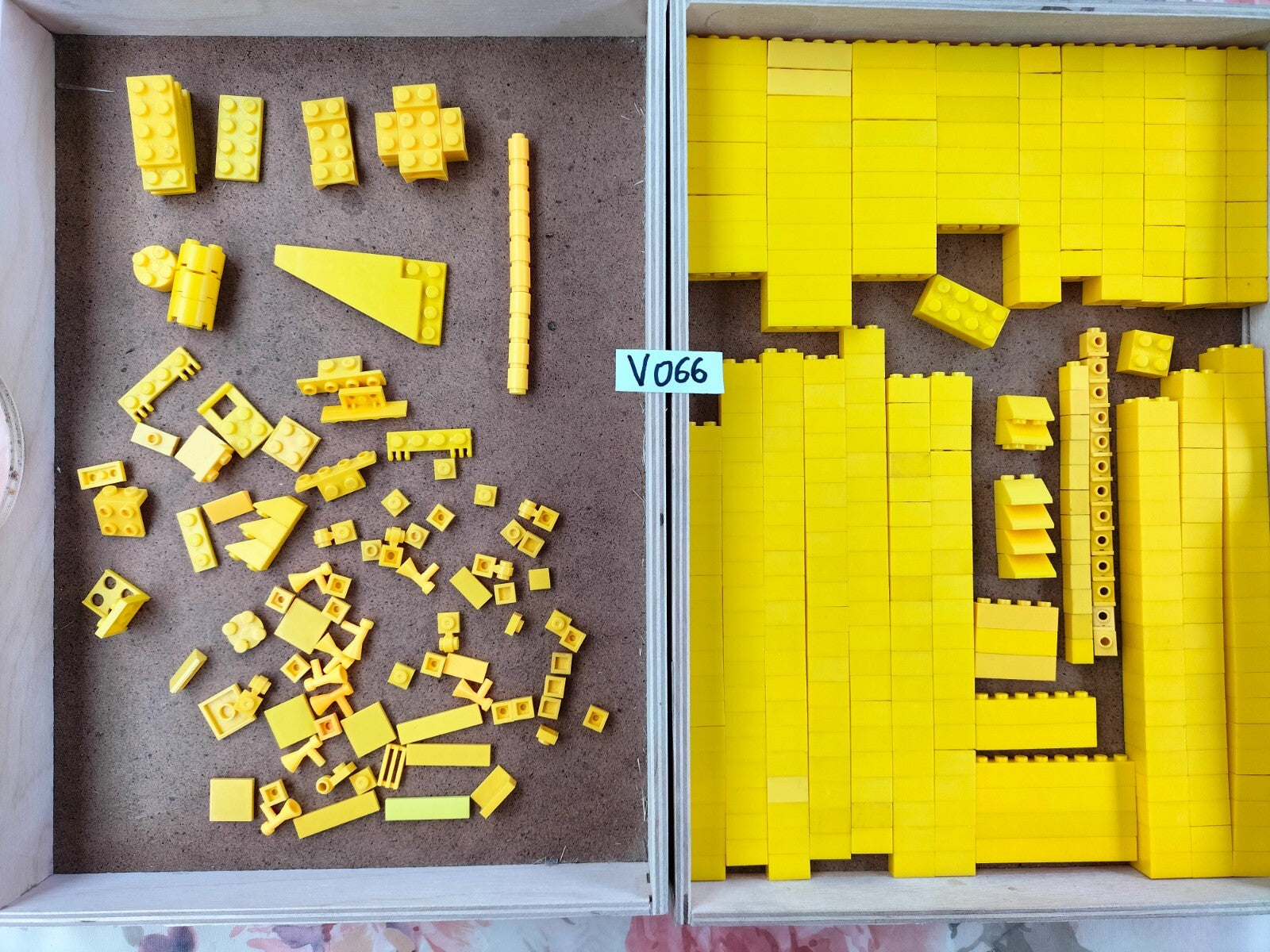 Lot V066: 420g of Mega Bloks yellow loose pieces (compatible with Lego)