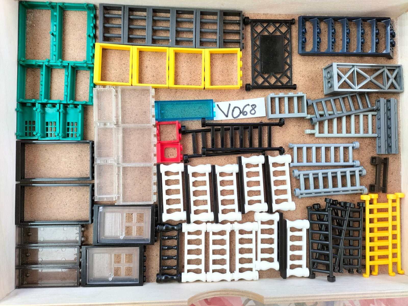 Lot V068: 135g of doors, ladders, windows...Mega Bloks loose (compatible with Lego)