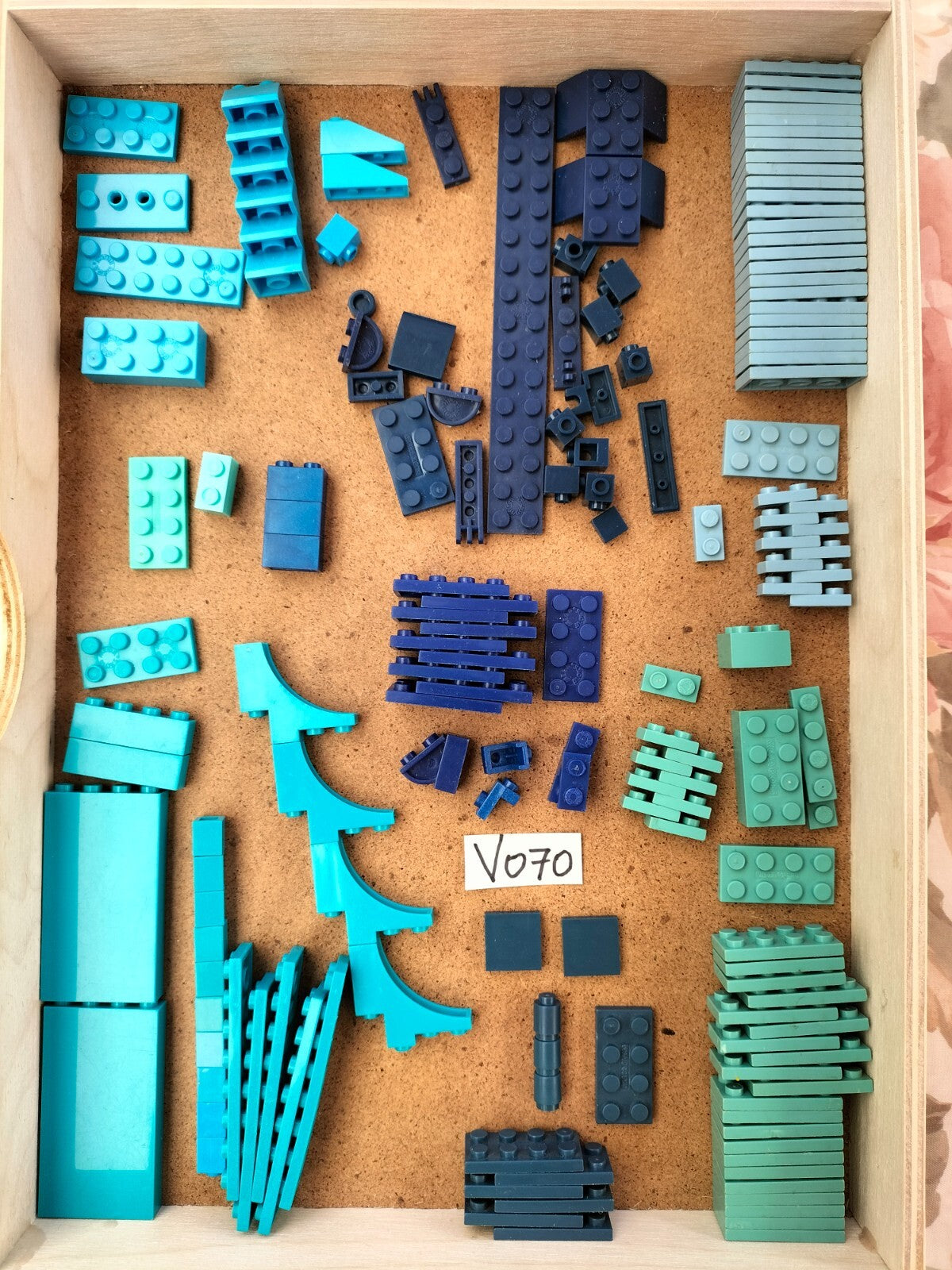 Lot V070: 155g of Mega Bloks "blue variant" loose pieces (compatible with Lego)