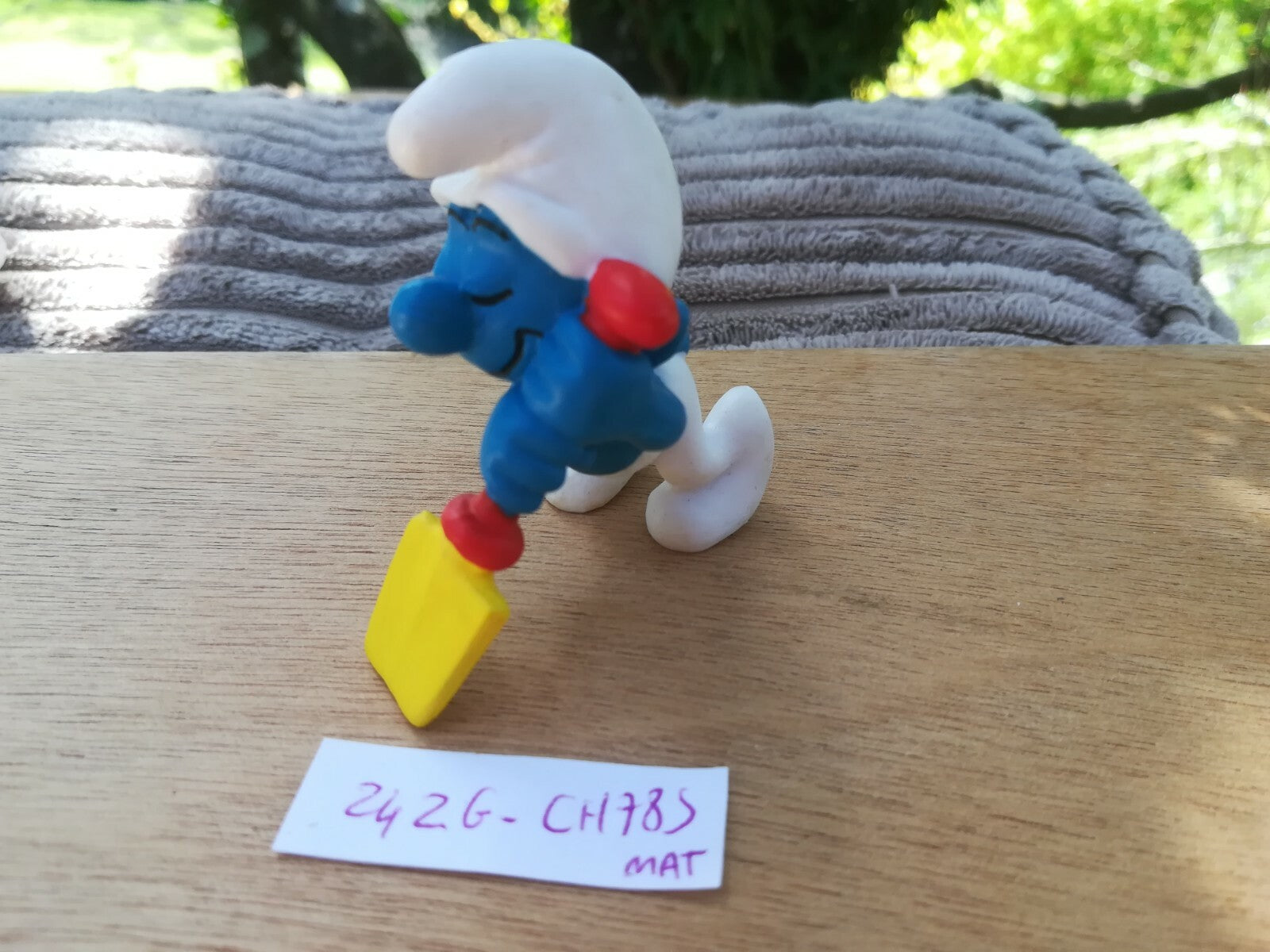 figurine SMURF 242G: gardener spade Mat - China 1978 Schleich /Smurf